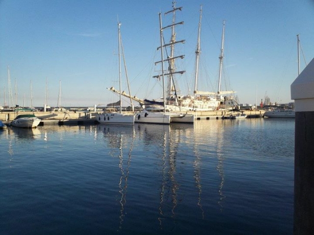 Puerto con embarcaciones